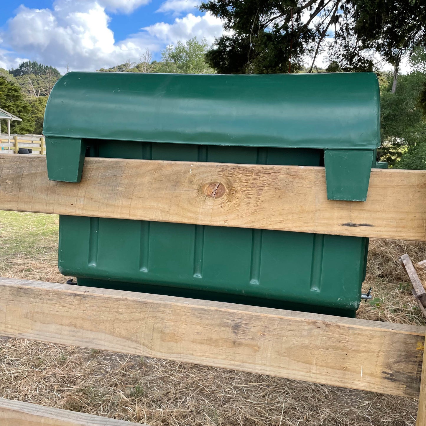 hay feeder nz, horse hay feeder nz, horse feeder, equine hay feeders, fence mounted hay feeder